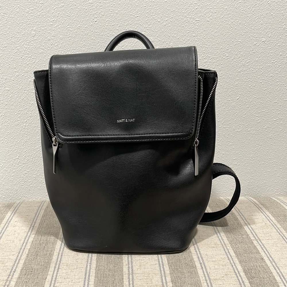 Black Matt & Nat backpack